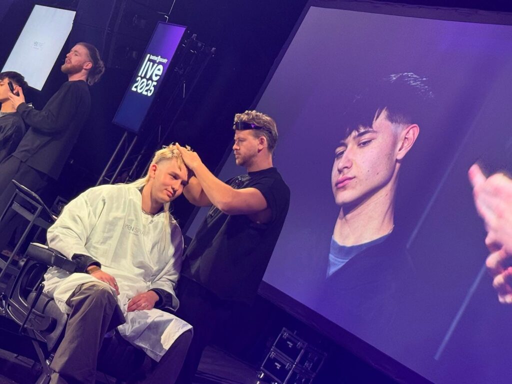 Britse top kapper is aan het knippen