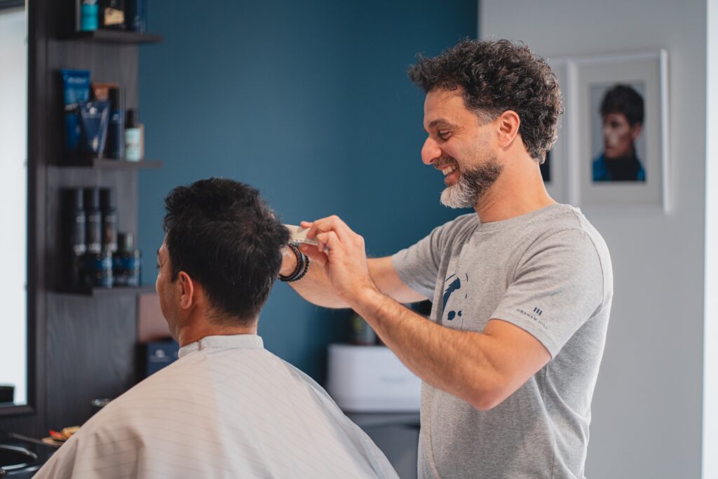 Barber aan het werk in herenkapsalon Haar Concept Hulshout